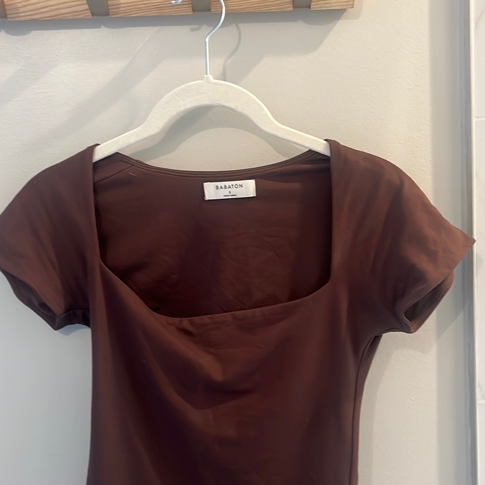 Aritzia / Babaton
Contour Squareneck Shortsleeve Bodysuit in brown.